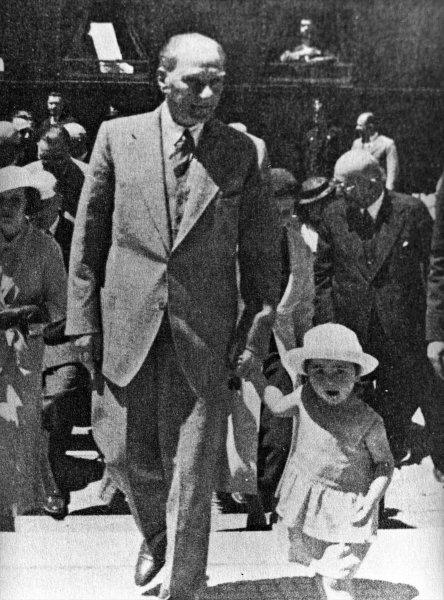 Fotoğraflarla Atatürk'ün çocuk sevgisi