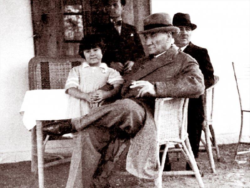 Fotoğraflarla Atatürk'ün çocuk sevgisi