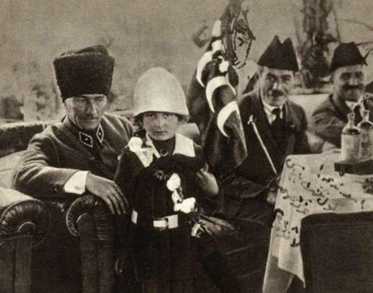 Fotoğraflarla Atatürk'ün çocuk sevgisi