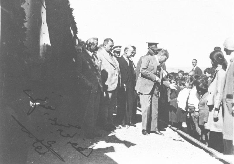 Fotoğraflarla Atatürk'ün çocuk sevgisi