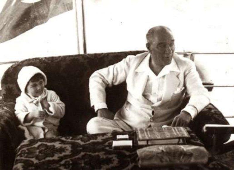 Fotoğraflarla Atatürk'ün çocuk sevgisi
