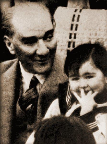 Fotoğraflarla Atatürk'ün çocuk sevgisi