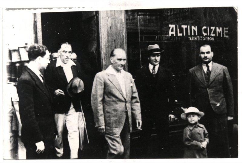 Fotoğraflarla Atatürk'ün çocuk sevgisi