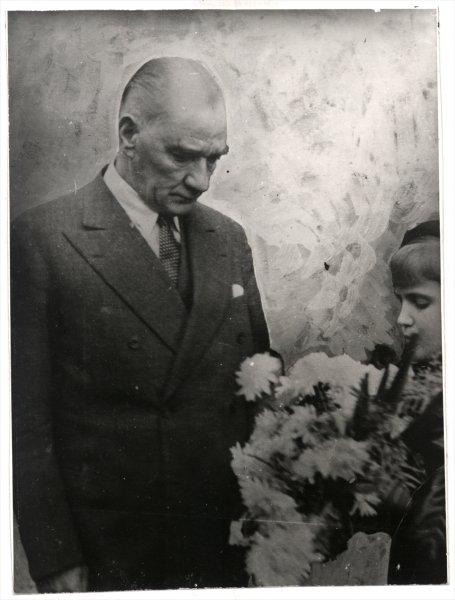 Fotoğraflarla Atatürk'ün çocuk sevgisi