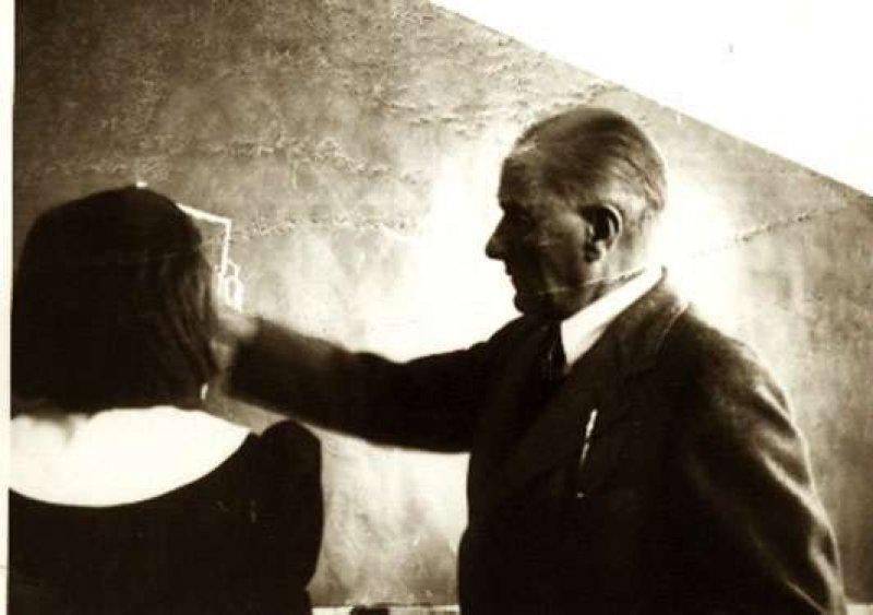 Fotoğraflarla Atatürk'ün çocuk sevgisi
