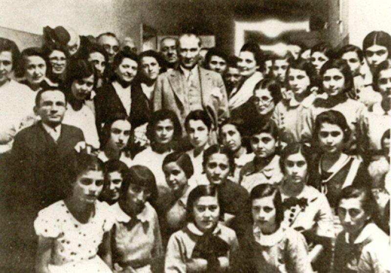 Fotoğraflarla Atatürk'ün çocuk sevgisi