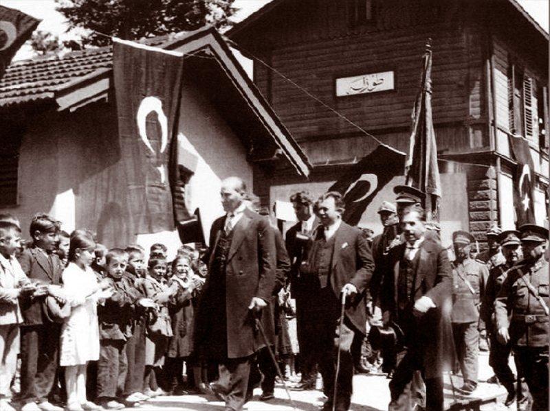 Fotoğraflarla Atatürk'ün çocuk sevgisi