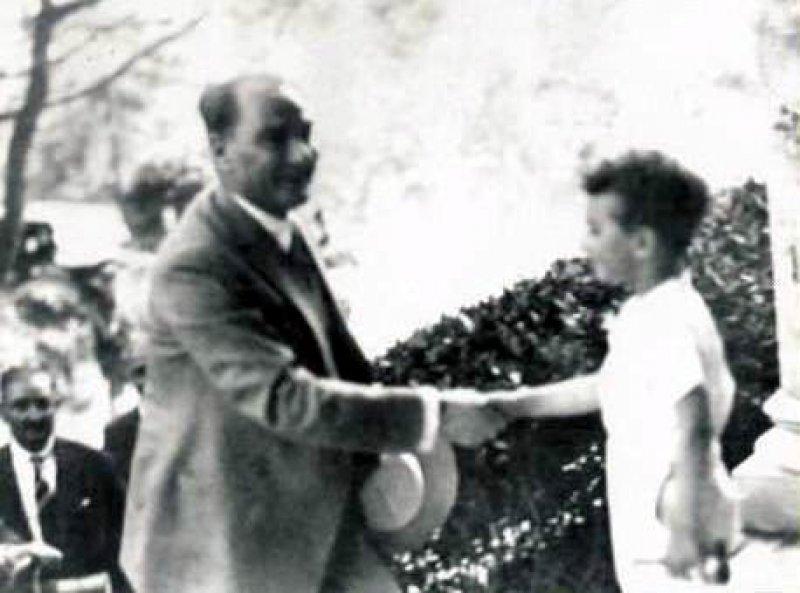 Fotoğraflarla Atatürk'ün çocuk sevgisi