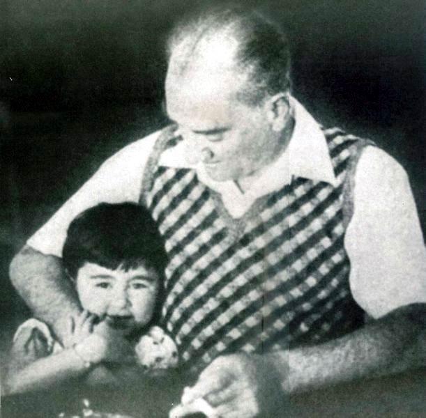 Fotoğraflarla Atatürk'ün çocuk sevgisi