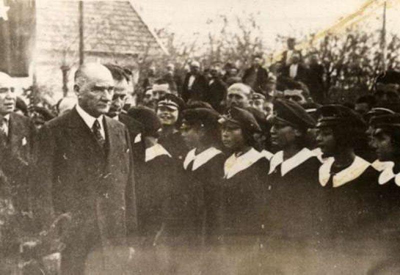 Fotoğraflarla Atatürk'ün çocuk sevgisi