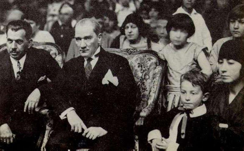 Fotoğraflarla Atatürk'ün çocuk sevgisi