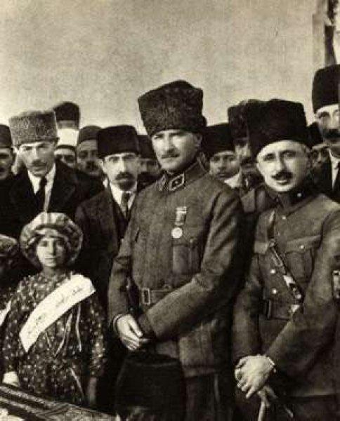 Fotoğraflarla Atatürk'ün çocuk sevgisi