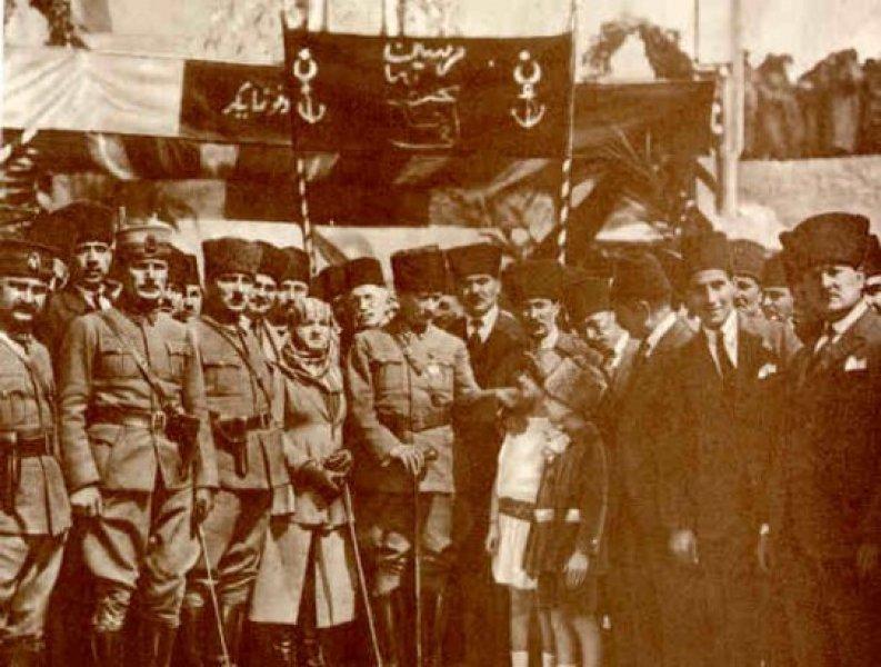 Fotoğraflarla Atatürk'ün çocuk sevgisi