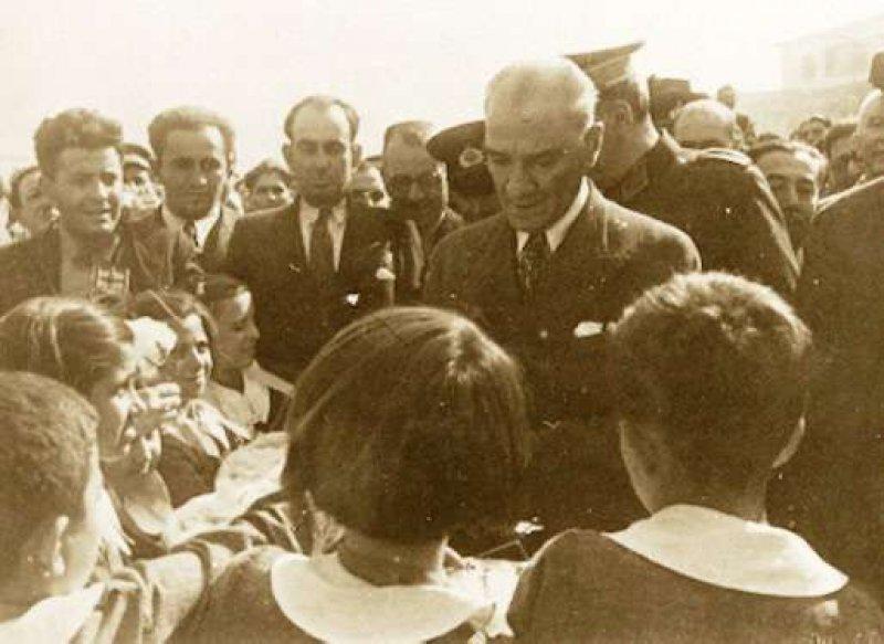 Fotoğraflarla Atatürk'ün çocuk sevgisi