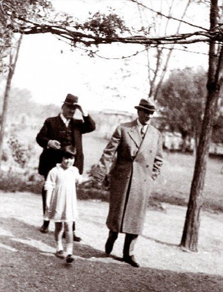 Fotoğraflarla Atatürk'ün çocuk sevgisi