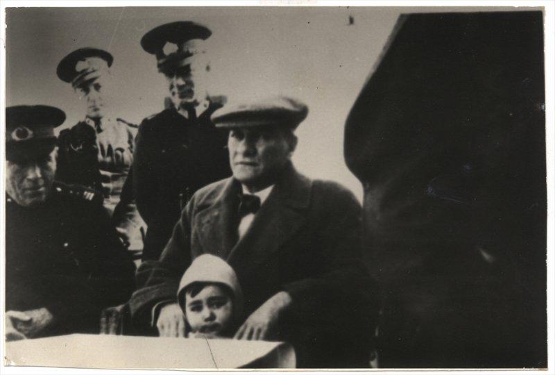 Fotoğraflarla Atatürk'ün çocuk sevgisi