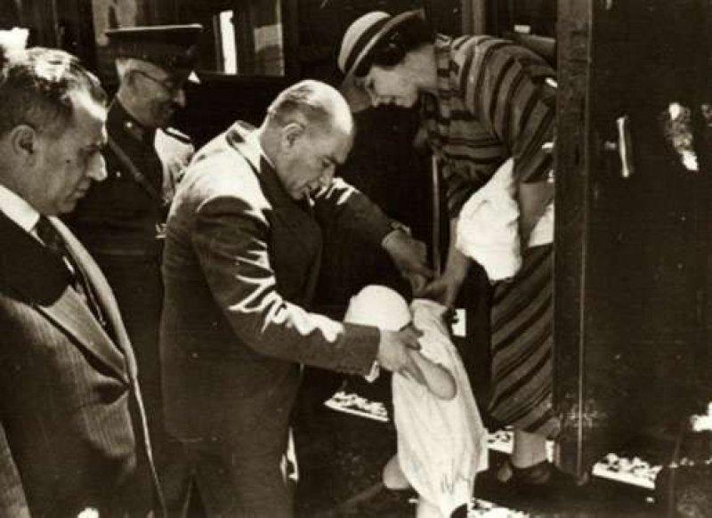 Fotoğraflarla Atatürk'ün çocuk sevgisi