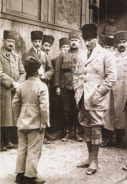 Fotoğraflarla Atatürk'ün çocuk sevgisi