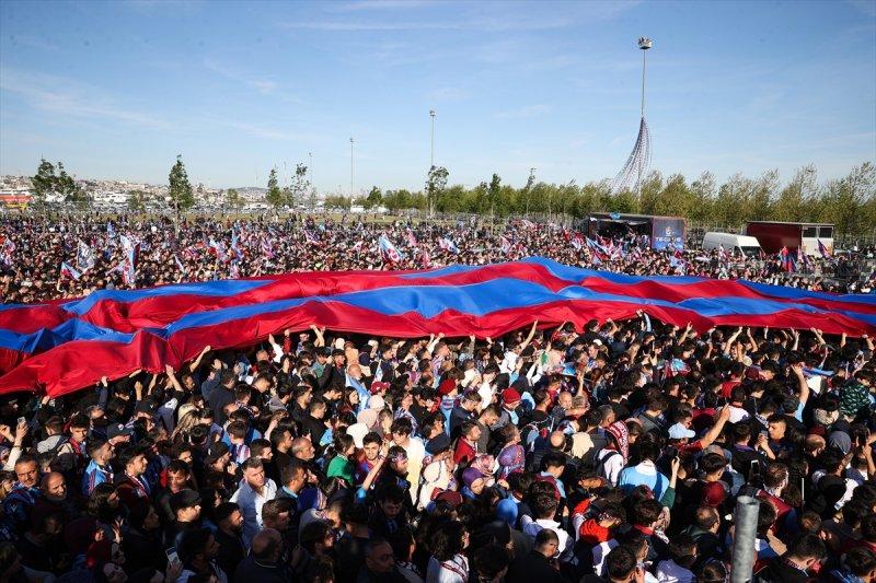 Trabzonspor, şampiyonluğu İstanbul'da kutladı