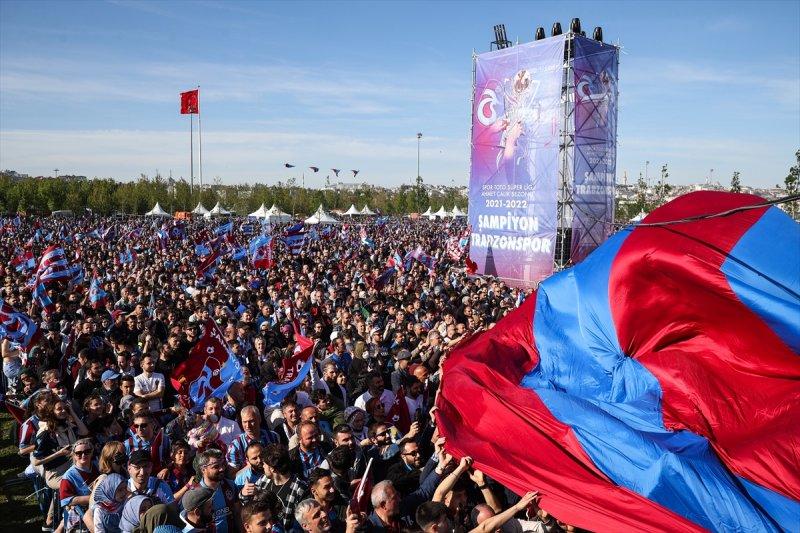 Trabzonspor, şampiyonluğu İstanbul'da kutladı