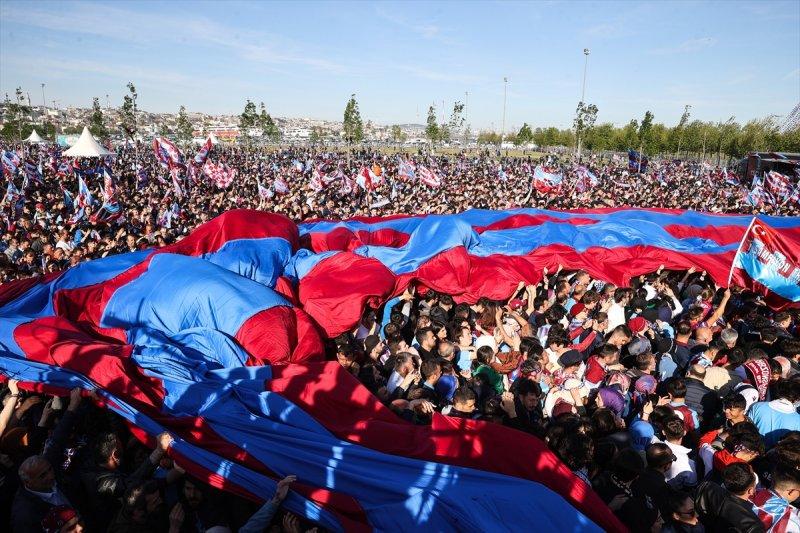 Trabzonspor, şampiyonluğu İstanbul'da kutladı