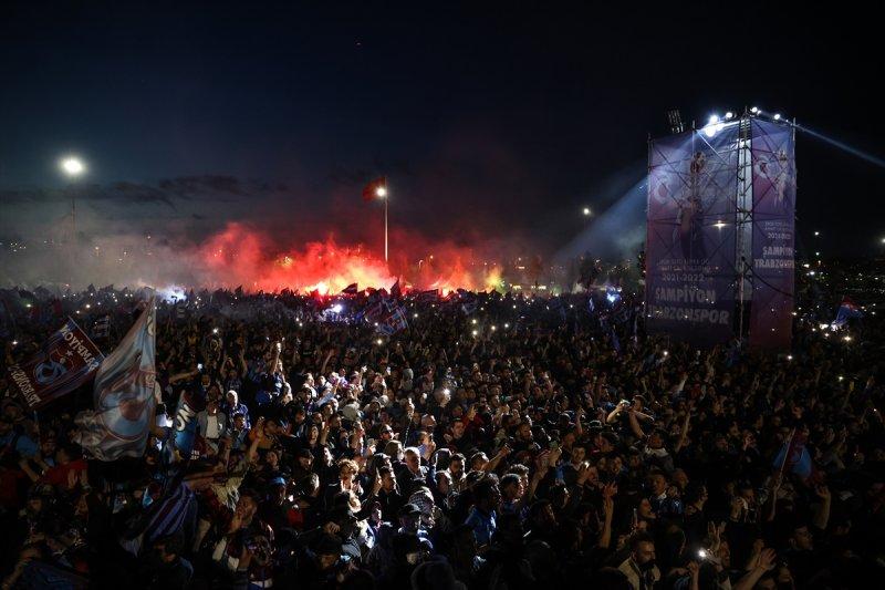 Trabzonspor, şampiyonluğu İstanbul'da kutladı