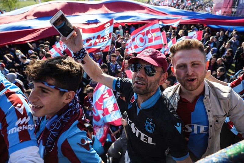 Trabzonspor, şampiyonluğu İstanbul'da kutladı