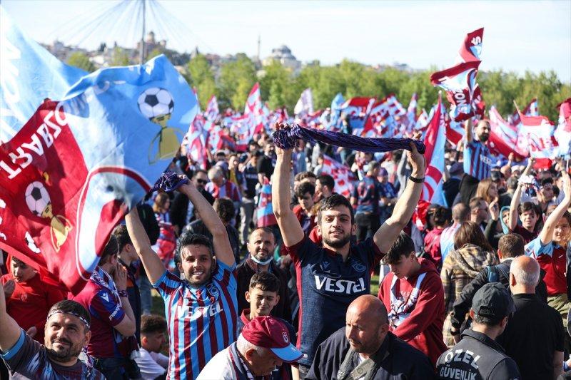 Trabzonspor, şampiyonluğu İstanbul'da kutladı