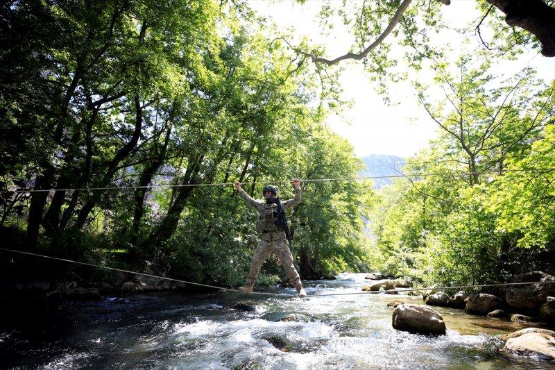 TSK Isparta'da, dünyanın en zorları arasında yer alan askeri eğitimi veriyor