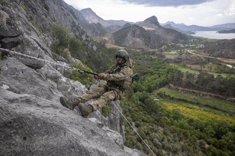TSK Isparta'da, dünyanın en zorları arasında yer alan askeri eğitimi veriyor