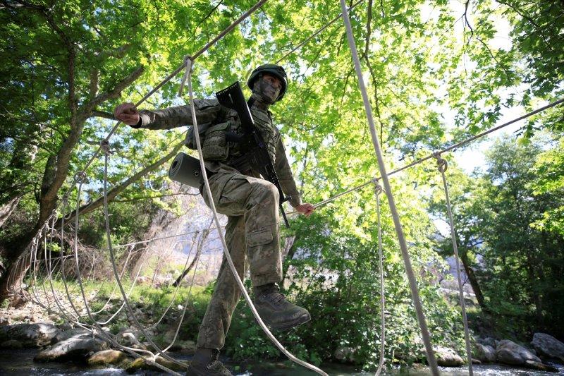 TSK Isparta'da, dünyanın en zorları arasında yer alan askeri eğitimi veriyor