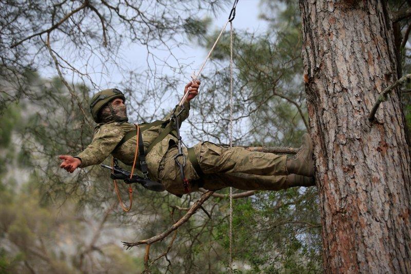 TSK Isparta'da, dünyanın en zorları arasında yer alan askeri eğitimi veriyor