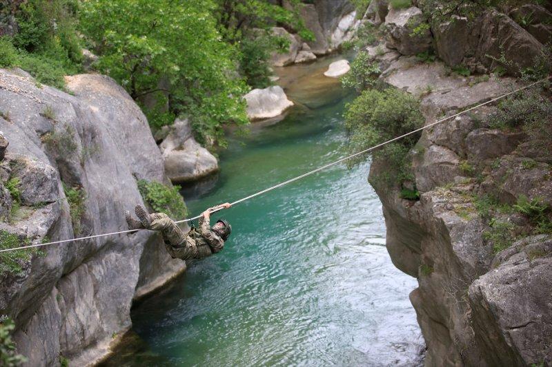 TSK Isparta'da, dünyanın en zorları arasında yer alan askeri eğitimi veriyor