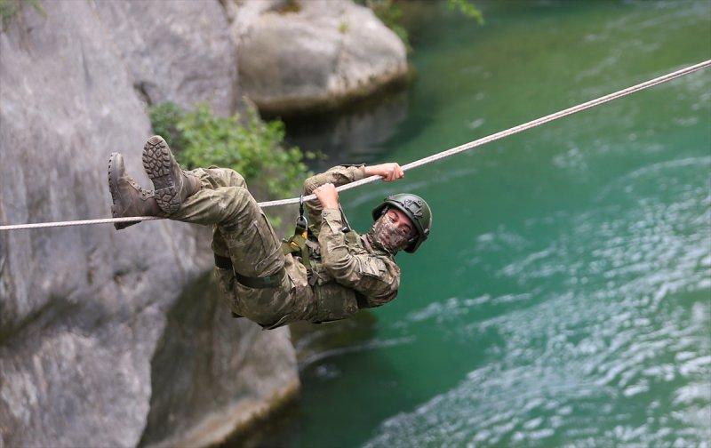 TSK Isparta'da, dünyanın en zorları arasında yer alan askeri eğitimi veriyor