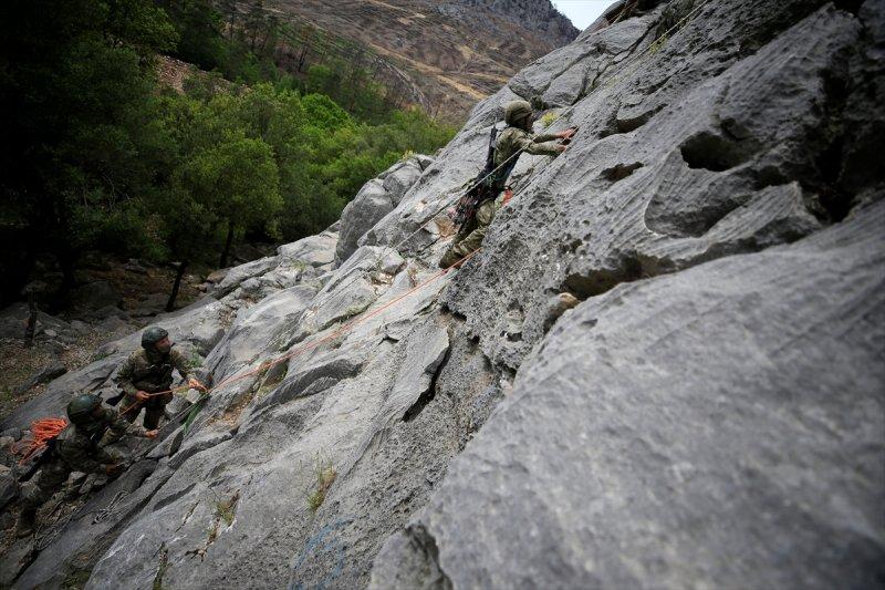 TSK Isparta'da, dünyanın en zorları arasında yer alan askeri eğitimi veriyor