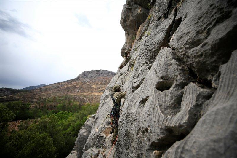 TSK Isparta'da, dünyanın en zorları arasında yer alan askeri eğitimi veriyor