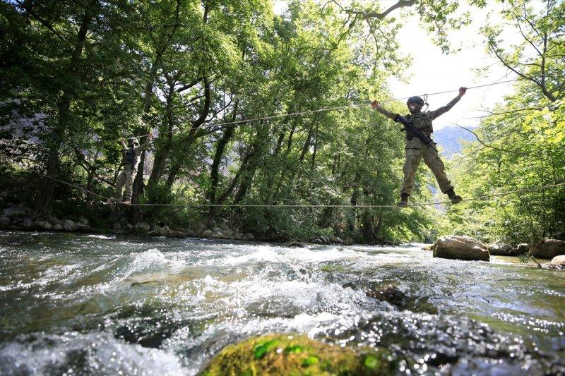 TSK Isparta'da, dünyanın en zorları arasında yer alan askeri eğitimi veriyor