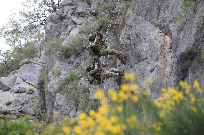 TSK Isparta'da, dünyanın en zorları arasında yer alan askeri eğitimi veriyor