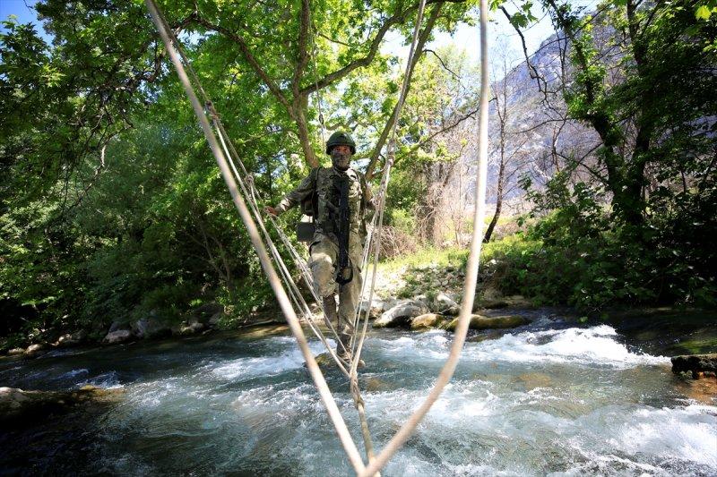 TSK Isparta'da, dünyanın en zorları arasında yer alan askeri eğitimi veriyor