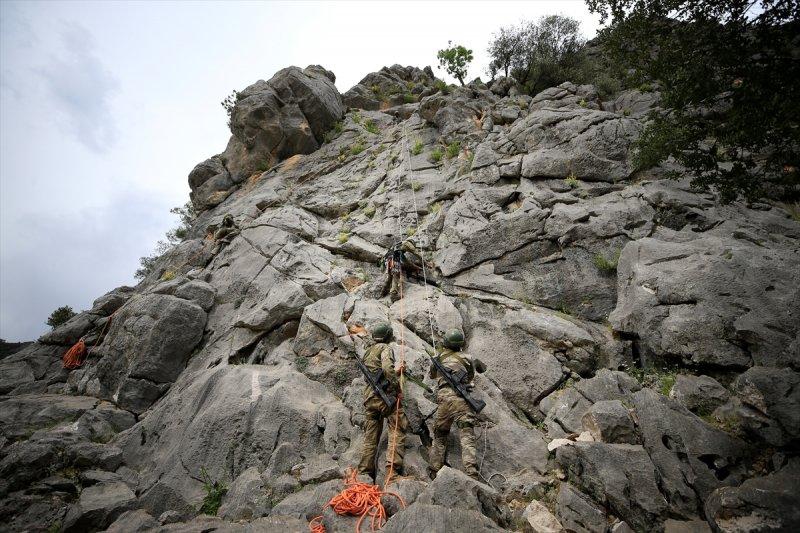 TSK Isparta'da, dünyanın en zorları arasında yer alan askeri eğitimi veriyor