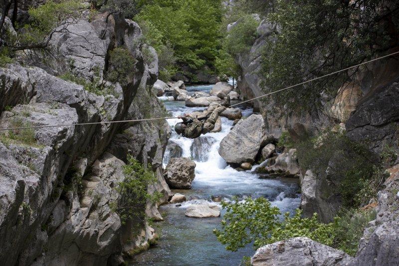 TSK Isparta'da, dünyanın en zorları arasında yer alan askeri eğitimi veriyor
