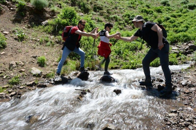 Yayla Dağı zirvesindeki göle 7 kilometrelik yürüyüşle ulaştılar