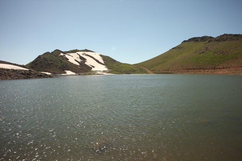Yayla Dağı zirvesindeki göle 7 kilometrelik yürüyüşle ulaştılar