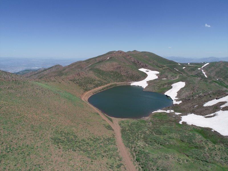 Yayla Dağı zirvesindeki göle 7 kilometrelik yürüyüşle ulaştılar