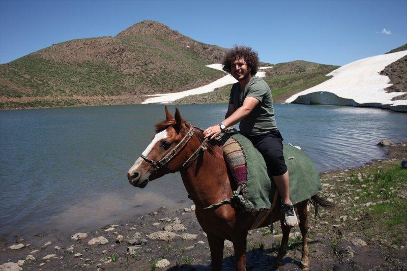 Yayla Dağı zirvesindeki göle 7 kilometrelik yürüyüşle ulaştılar