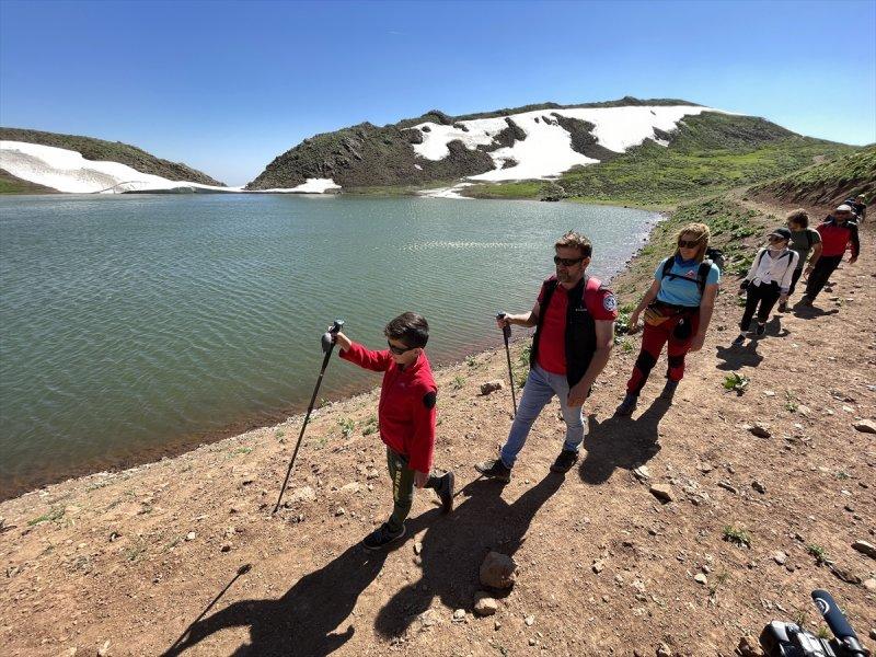 Yayla Dağı zirvesindeki göle 7 kilometrelik yürüyüşle ulaştılar