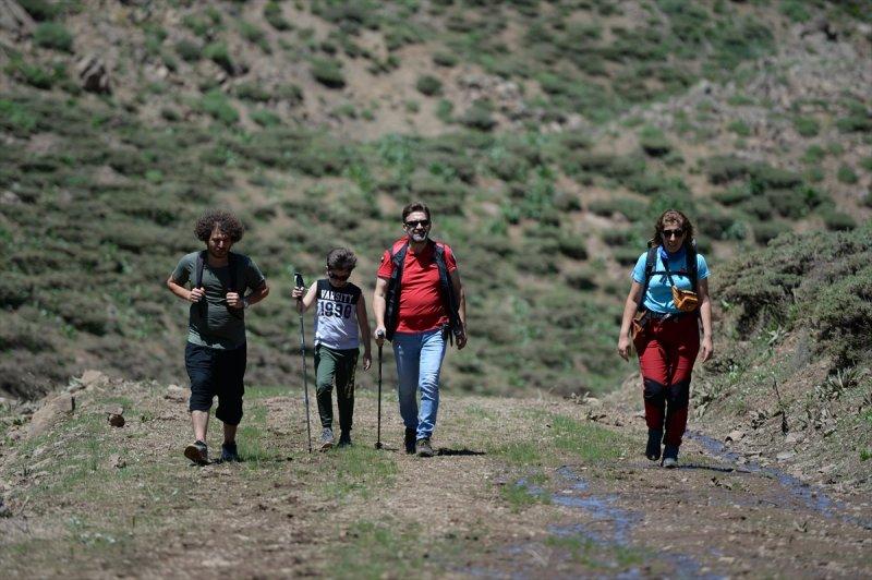 Yayla Dağı zirvesindeki göle 7 kilometrelik yürüyüşle ulaştılar