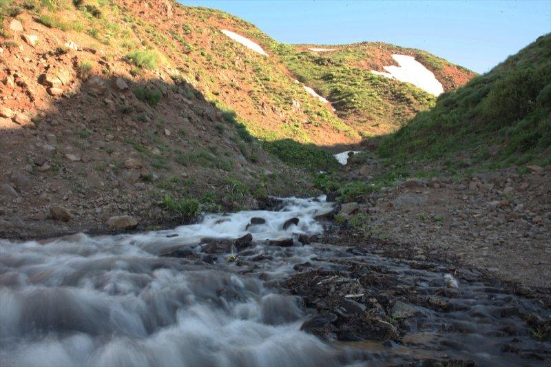 Yayla Dağı zirvesindeki göle 7 kilometrelik yürüyüşle ulaştılar