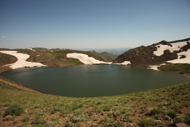 Yayla Dağı zirvesindeki göle 7 kilometrelik yürüyüşle ulaştılar
