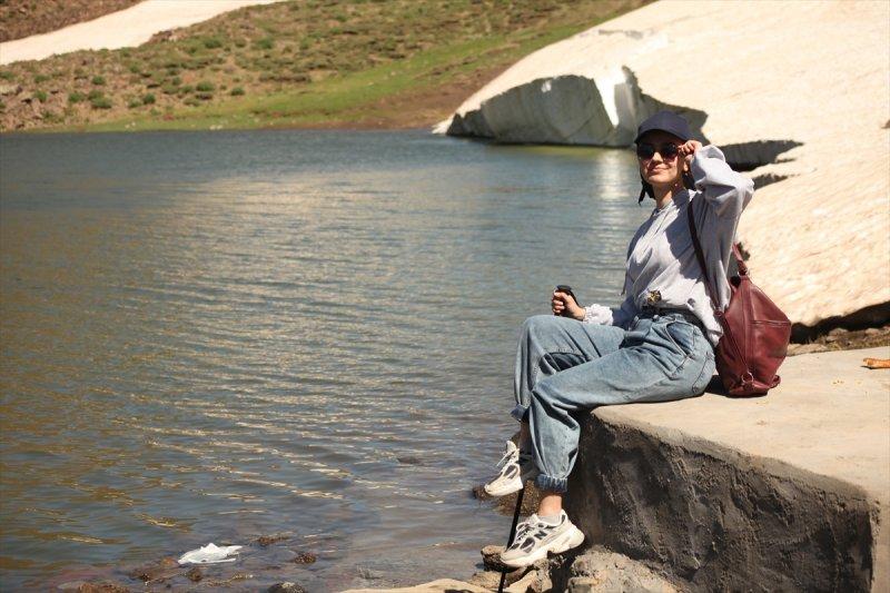Yayla Dağı zirvesindeki göle 7 kilometrelik yürüyüşle ulaştılar